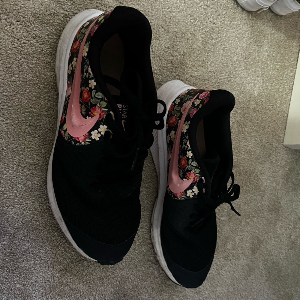 Multicolor Nike gym shoes size 4.5Y